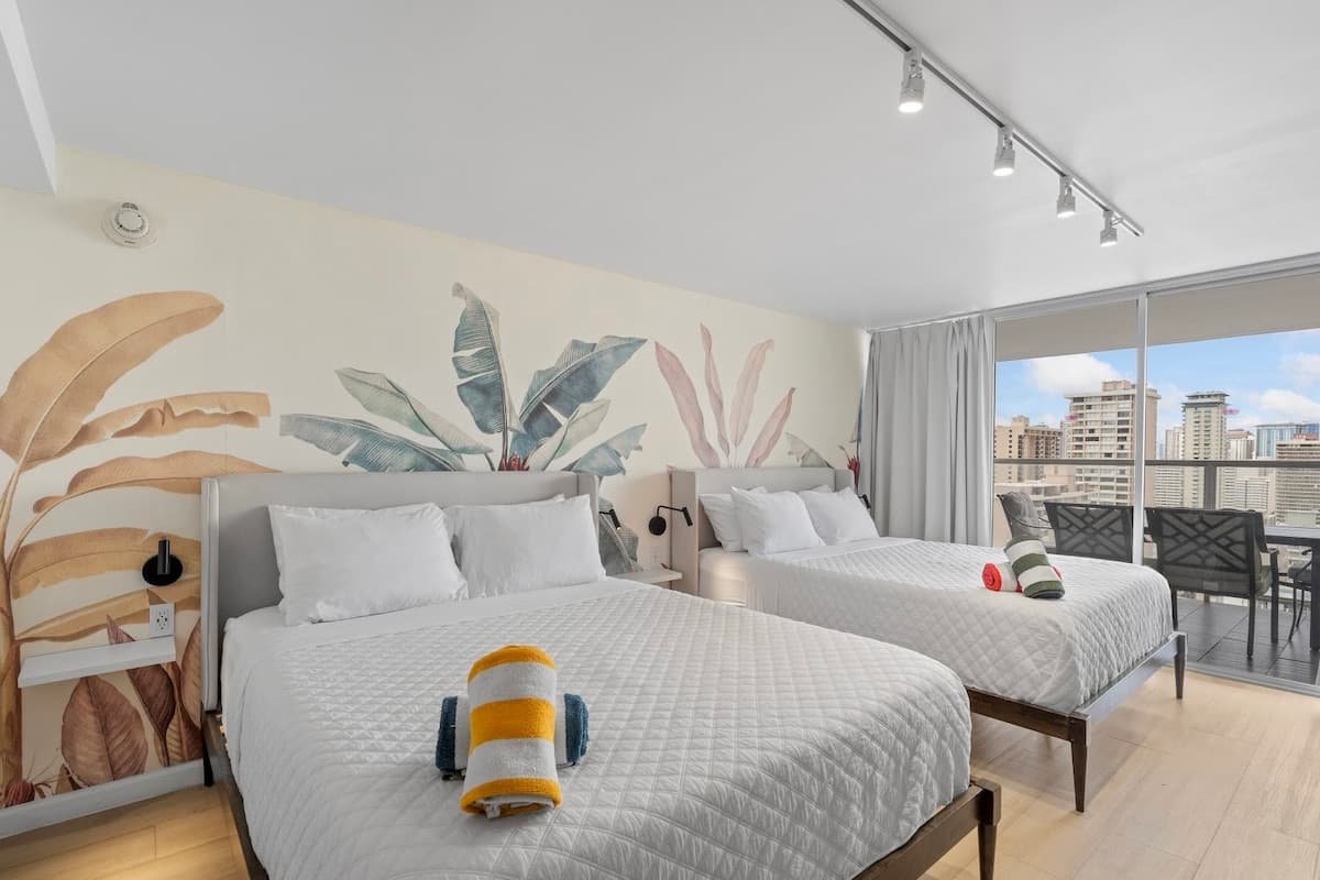 Condo in Honolulu · ★4.87 · Studio · 2 beds · 1 private bath - Photo 4