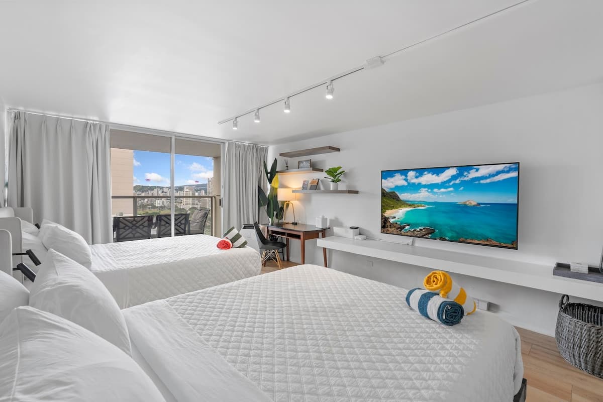 Condo in Honolulu · ★4.87 · Studio · 2 beds · 1 private bath - Photo 5