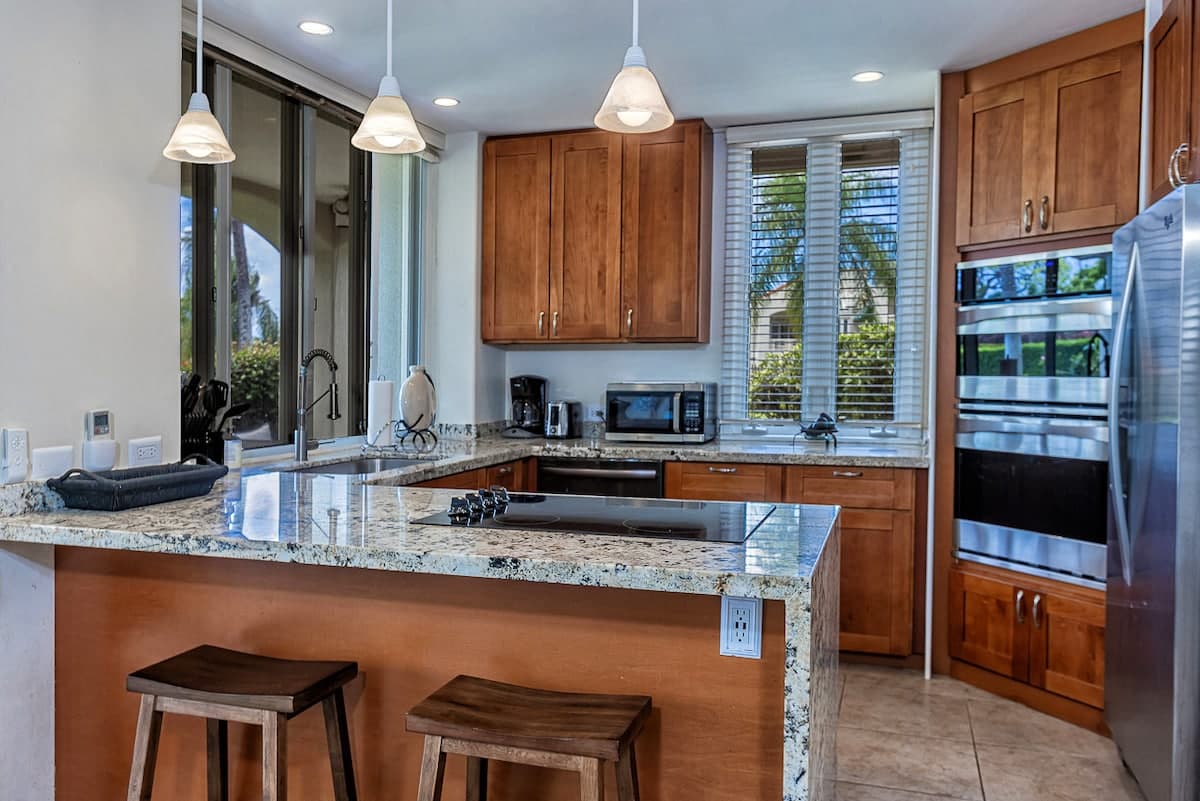 Condo in Kihei · ★4.5 · 2 bedrooms · 3 beds · 2 baths - Photo 3