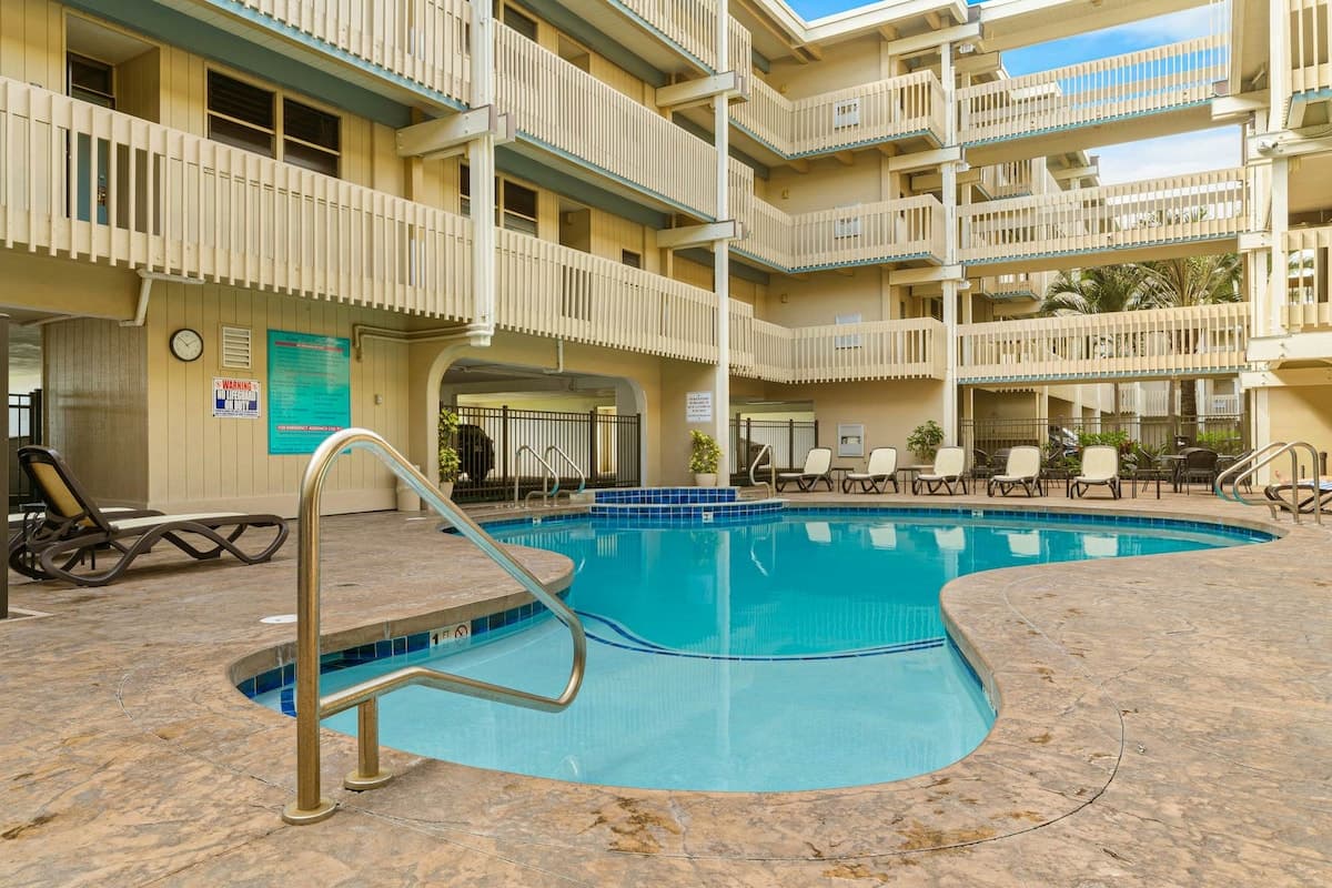 Condo in Kailua-Kona · ★4.53 · 1 bedroom · 2 beds · 1 shared bath - Photo 3