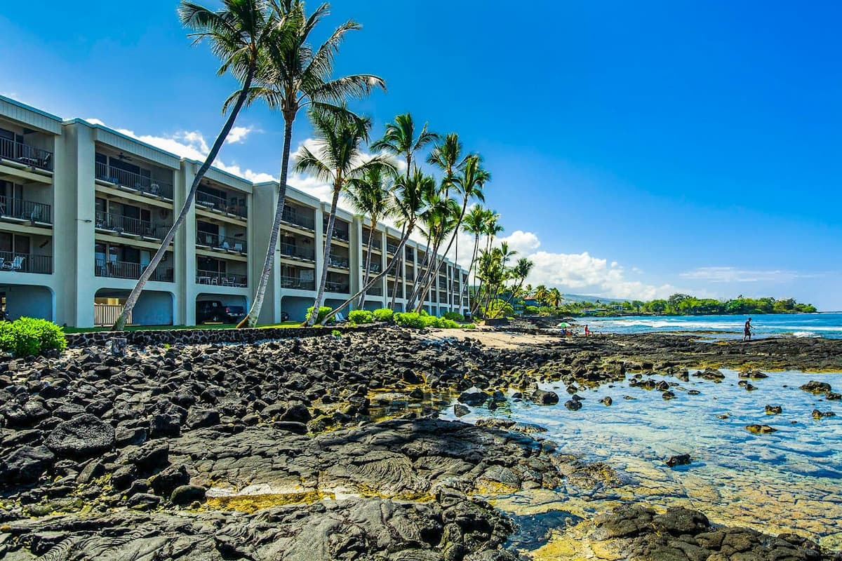 Condo in Kailua-Kona · ★4.53 · 1 bedroom · 2 beds · 1 shared bath - Photo 4