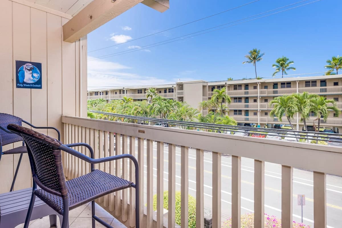 Condo in Kailua-Kona · ★4.53 · 1 bedroom · 2 beds · 1 shared bath - Photo 1