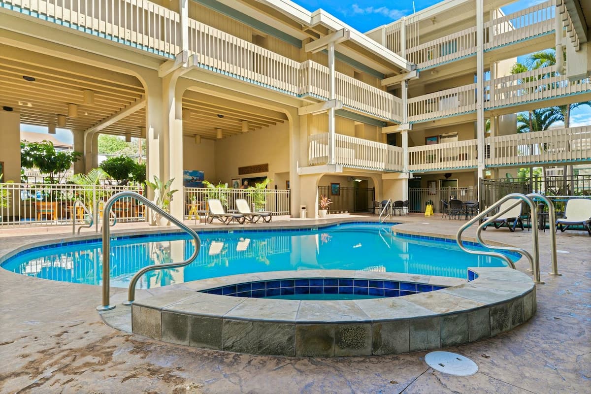 Condo in Kailua-Kona · ★4.53 · 1 bedroom · 2 beds · 1 shared bath - Photo 2