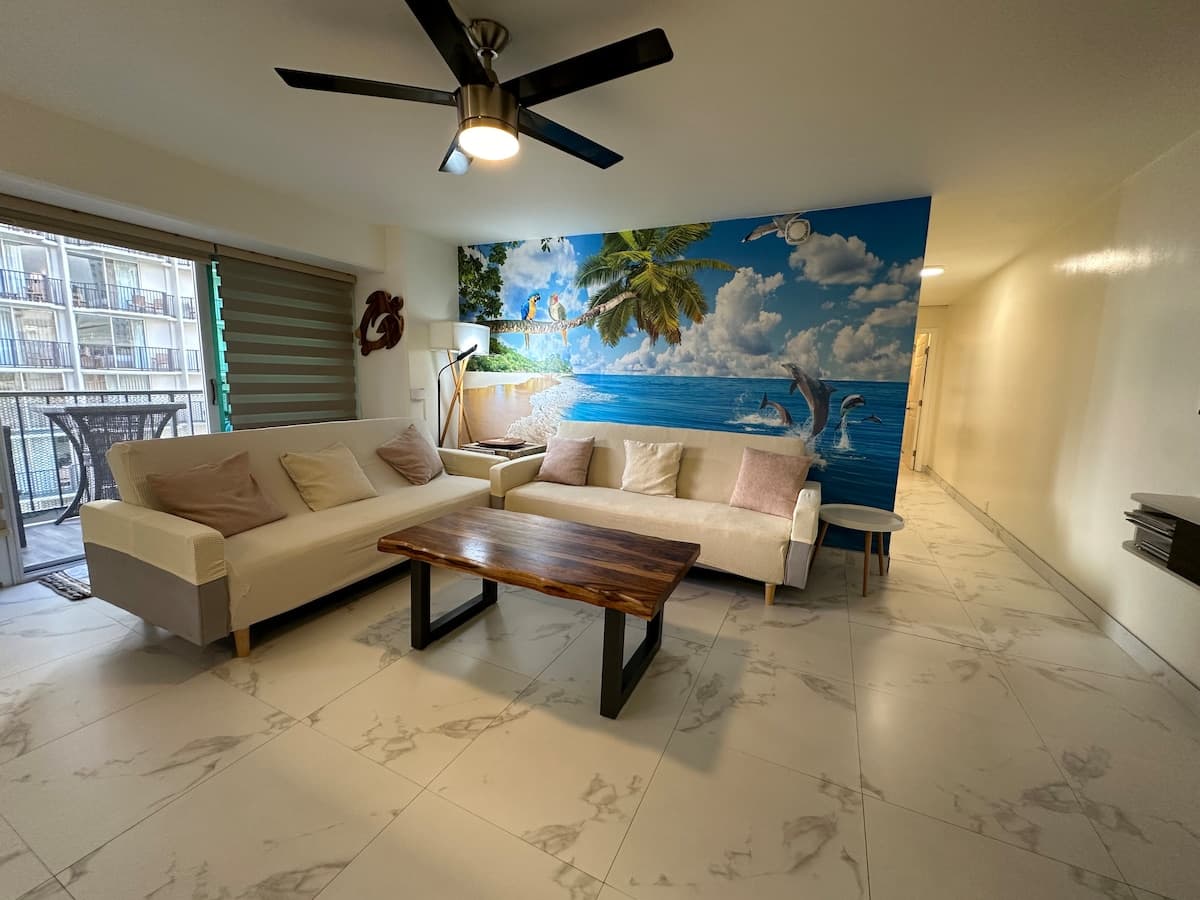 Condo in Honolulu · ★4.91 · 2 bedrooms · 7 beds · 2 private baths - Photo 3