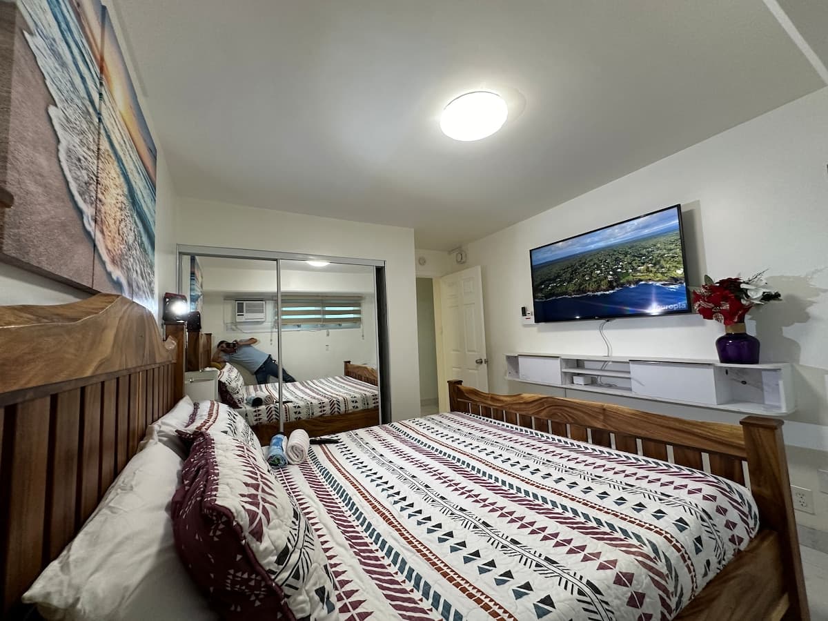 Condo in Honolulu · ★4.91 · 2 bedrooms · 7 beds · 2 private baths - Photo 1