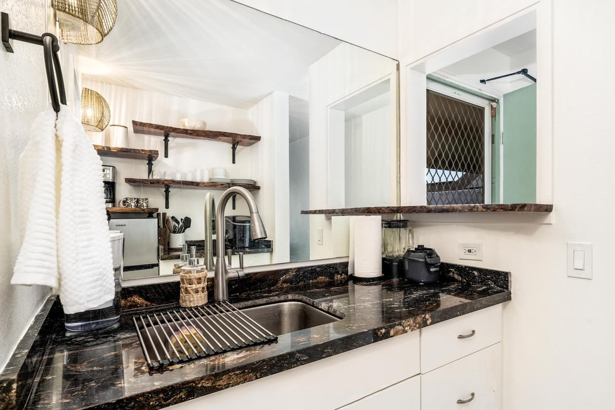 Condo in Kailua-Kona · ★4.58 · 1 bedroom · 2 beds · 1 bath - Photo 3