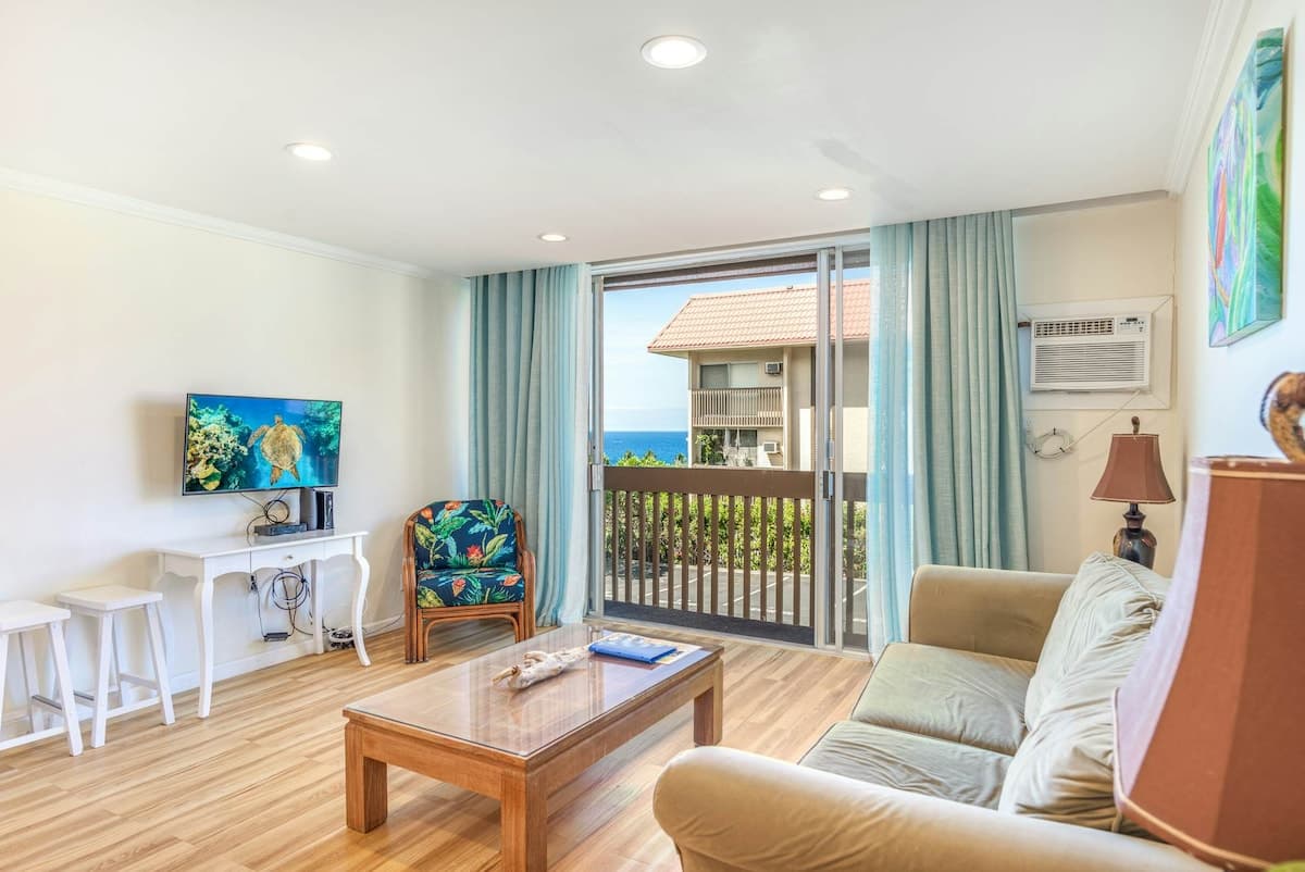 Condo in Kailua-Kona · ★4.88 · 2 bedrooms · 3 beds · 2 shared baths - Photo 3