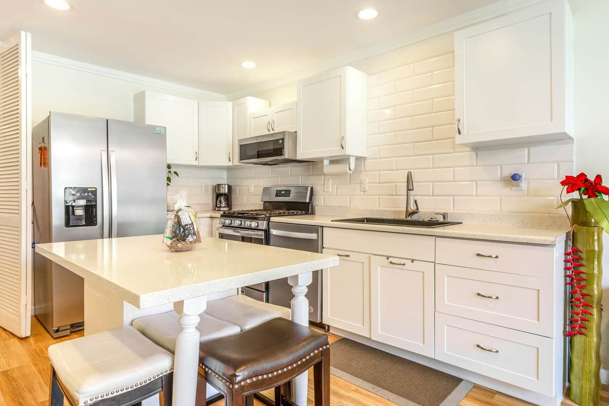 Condo in Kailua-Kona · ★4.88 · 2 bedrooms · 3 beds · 2 shared baths - Photo 4