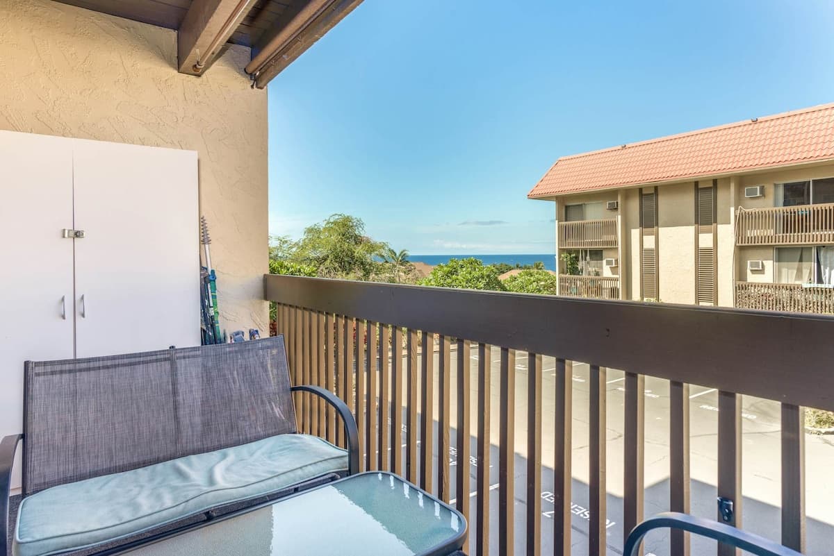 Condo in Kailua-Kona · ★4.88 · 2 bedrooms · 3 beds · 2 shared baths - Photo 5