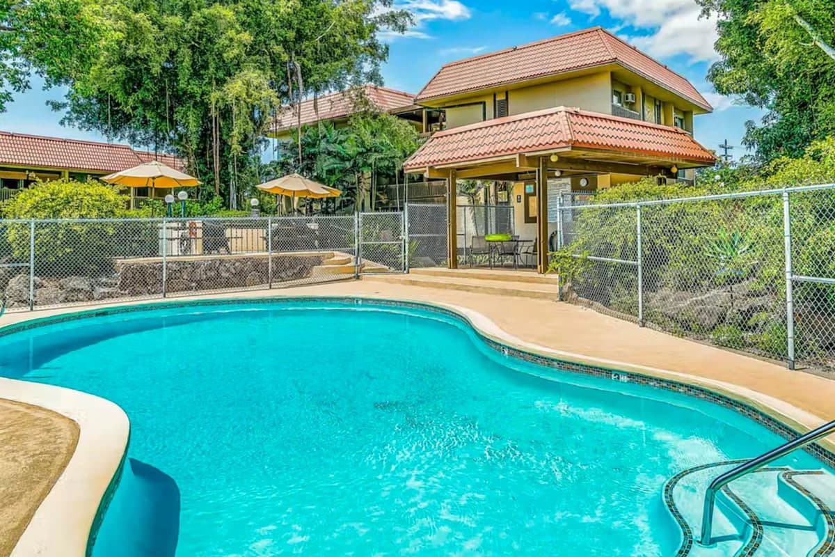 Condo in Kailua-Kona · ★4.88 · 2 bedrooms · 3 beds · 2 shared baths - Photo 1