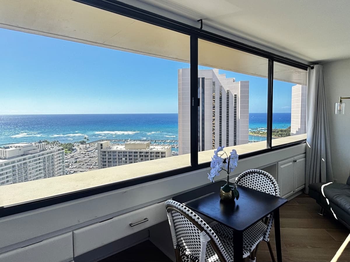 Condo in Honolulu · ★4.86 · Studio · 2 beds · 1 private bath - Photo 1