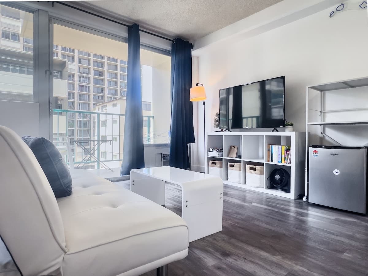 Condo in Honolulu · ★4.87 · Studio · 1 bed · 1 private bath - Photo 3