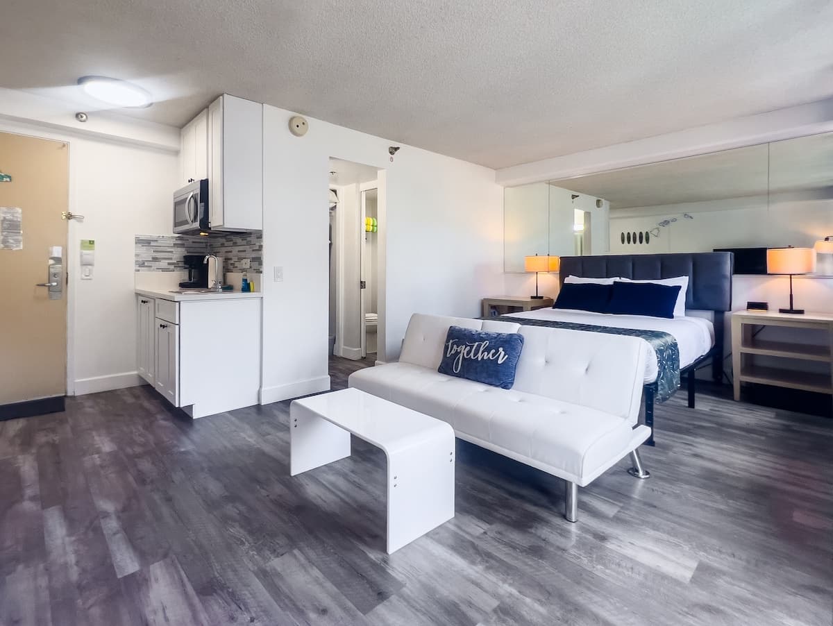 Condo in Honolulu · ★4.87 · Studio · 1 bed · 1 private bath - Photo 5
