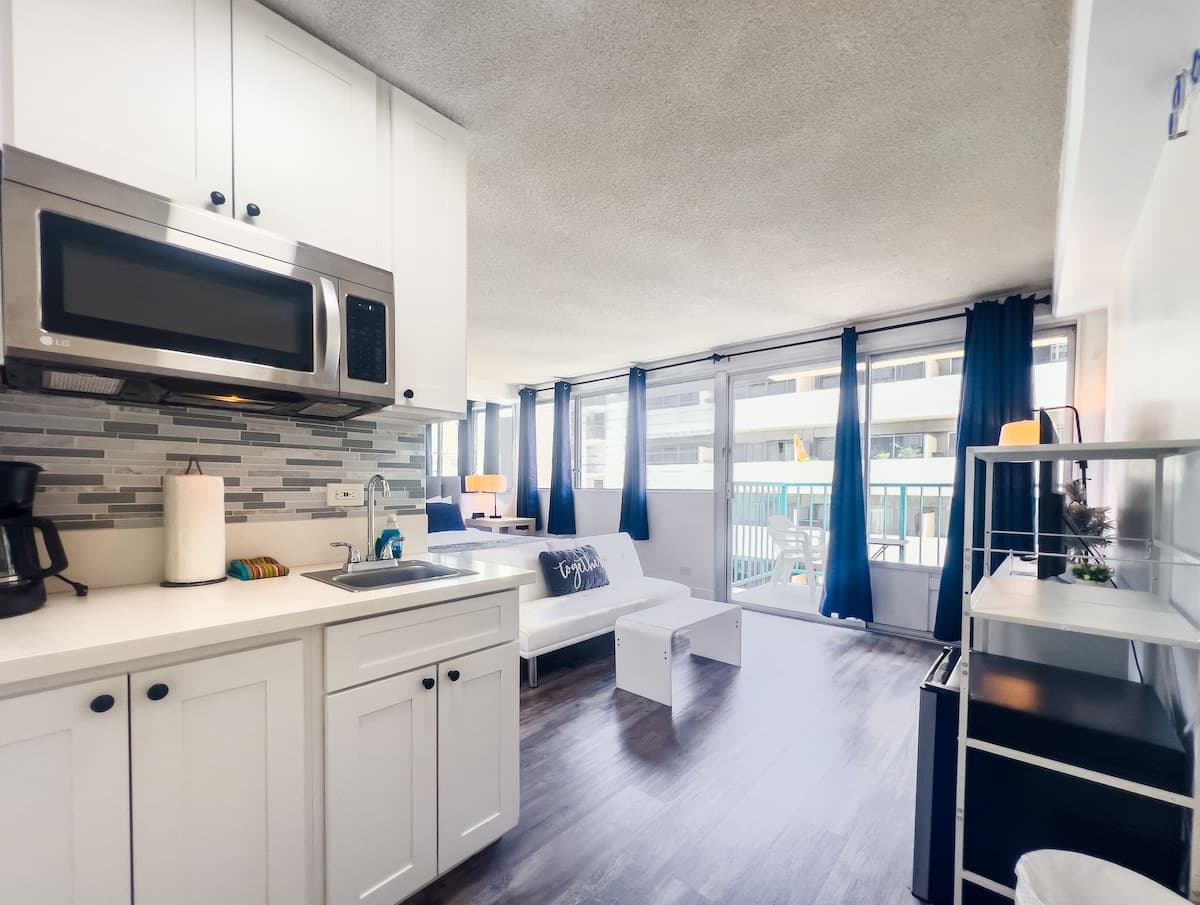 Condo in Honolulu · ★4.87 · Studio · 1 bed · 1 private bath - Photo 1