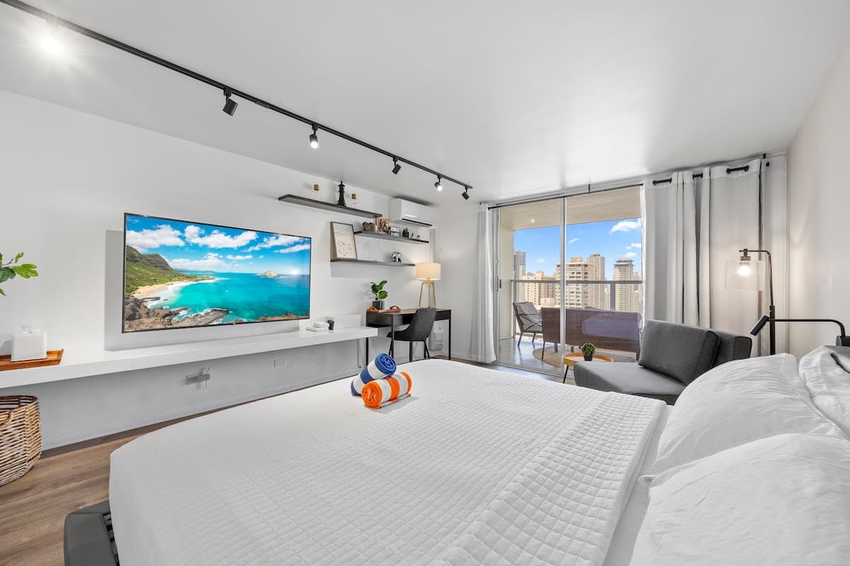 Condo in Honolulu · ★4.94 · Studio · 2 beds · 1 private bath - Photo 2