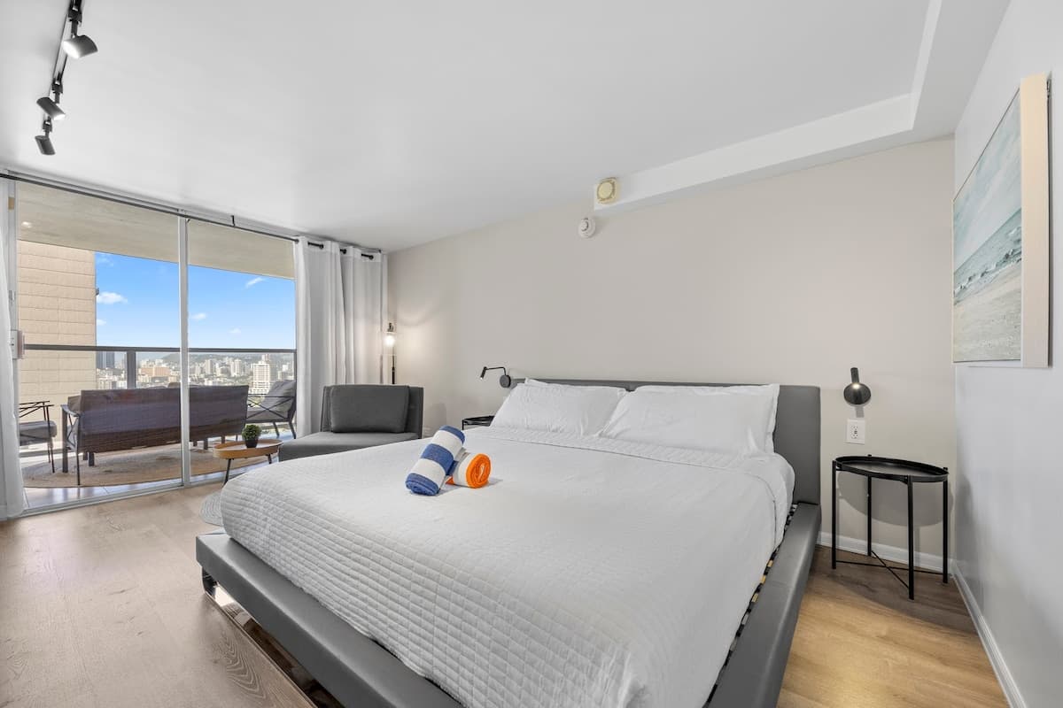 Condo in Honolulu · ★4.94 · Studio · 2 beds · 1 private bath - Photo 1