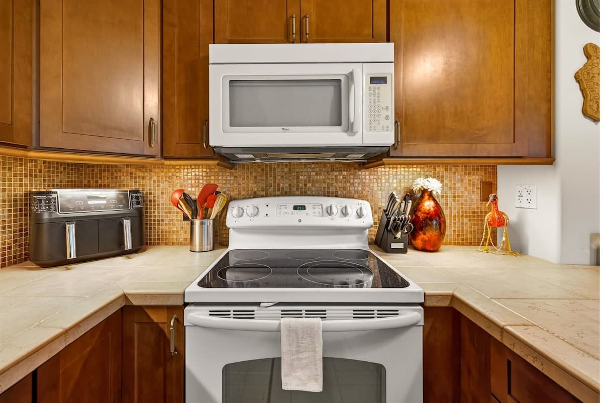 Condo in Kailua-Kona · ★4.86 · 1 bedroom · 2 beds · 1 bath - Photo 4