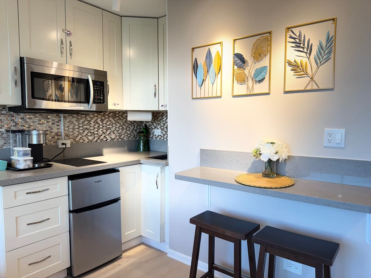 Condo in Honolulu · ★4.88 · Studio · 1 bed · 1 private bath - Photo 1