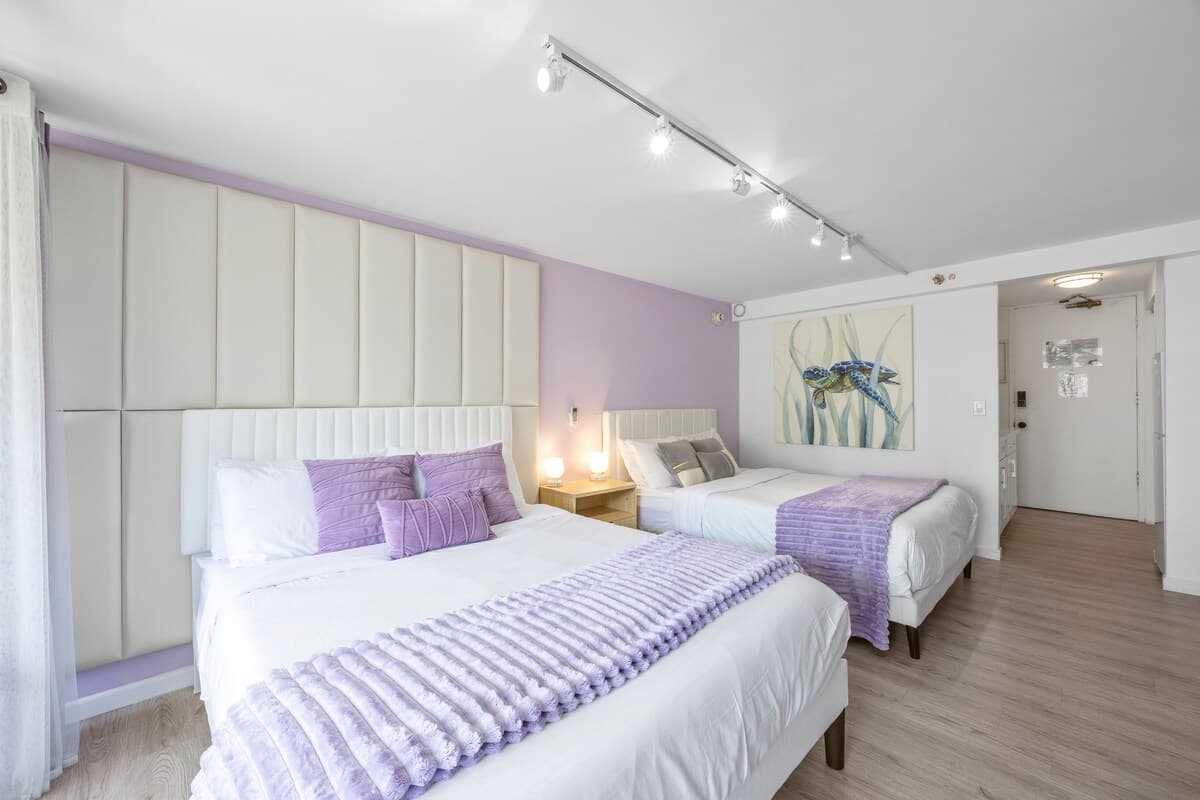 5 min Walk to Waikiki Beach - Stylish Studio! - Photo 3