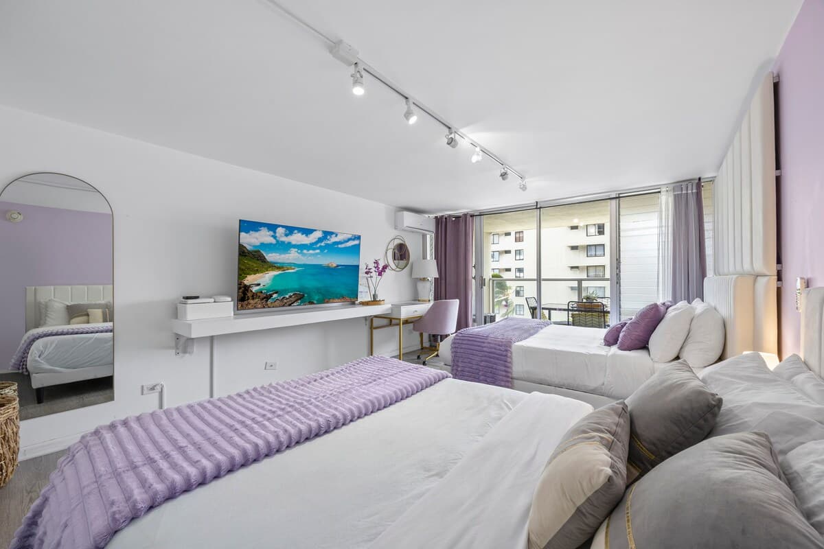 5 min Walk to Waikiki Beach - Stylish Studio! - Photo 4