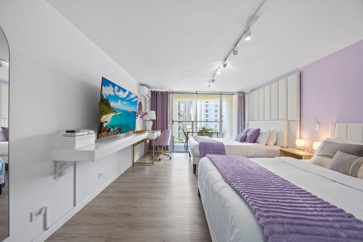 5 min Walk to Waikiki Beach - Stylish Studio! - Photo 5