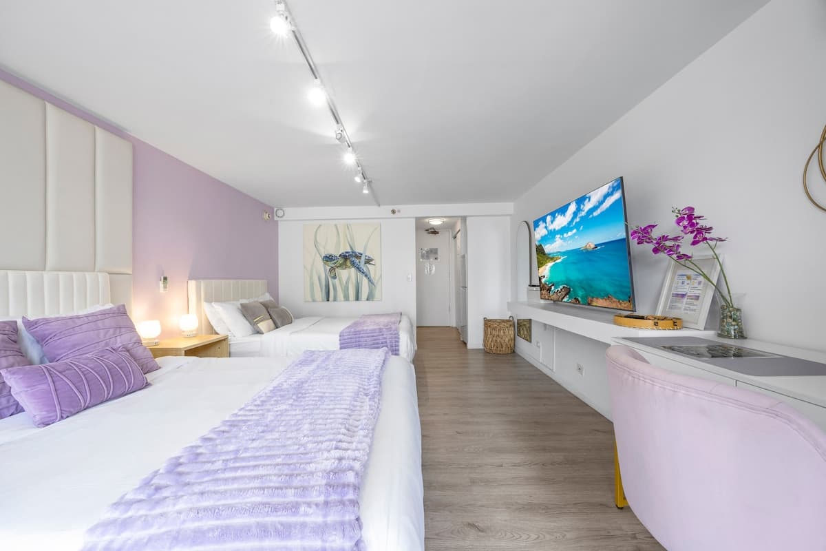 5 min Walk to Waikiki Beach - Stylish Studio! - Photo 1