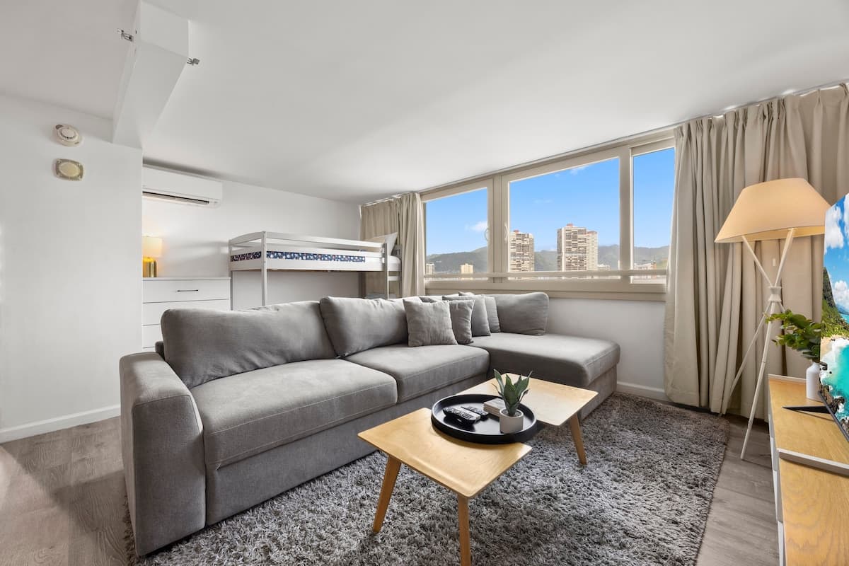 Condo in Honolulu · ★4.88 · 1 bedroom · 4 beds · 1 private bath - Photo 5