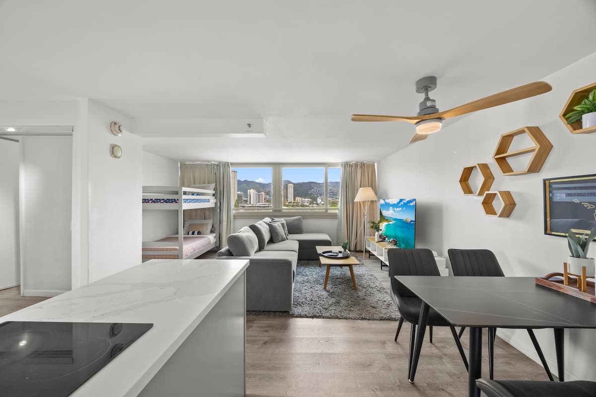 Condo in Honolulu · ★4.88 · 1 bedroom · 4 beds · 1 private bath - Photo 2