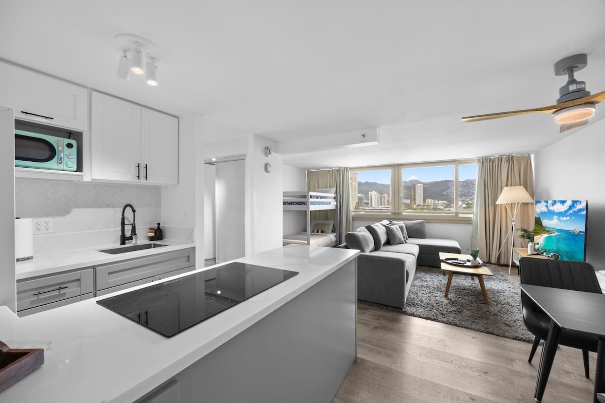 Condo in Honolulu · ★4.88 · 1 bedroom · 4 beds · 1 private bath - Photo 3