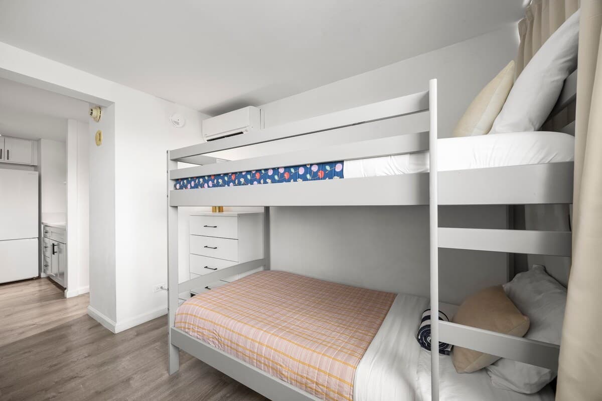 Condo in Honolulu · ★4.88 · 1 bedroom · 4 beds · 1 private bath - Photo 4
