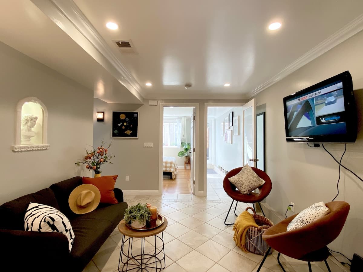 Cozy 3/2 private unit with charming yard relax - Photo 4
