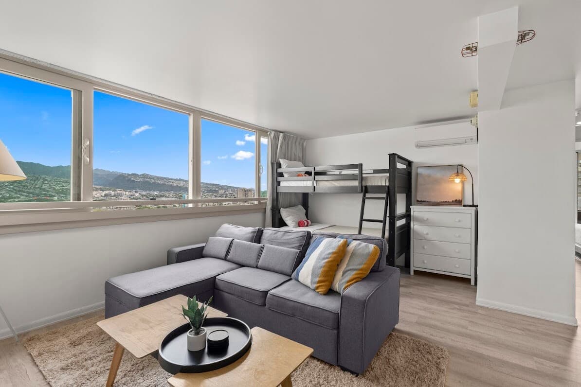 Condo in Honolulu · ★4.84 · 1 bedroom · 4 beds · 1 private bath - Photo 4