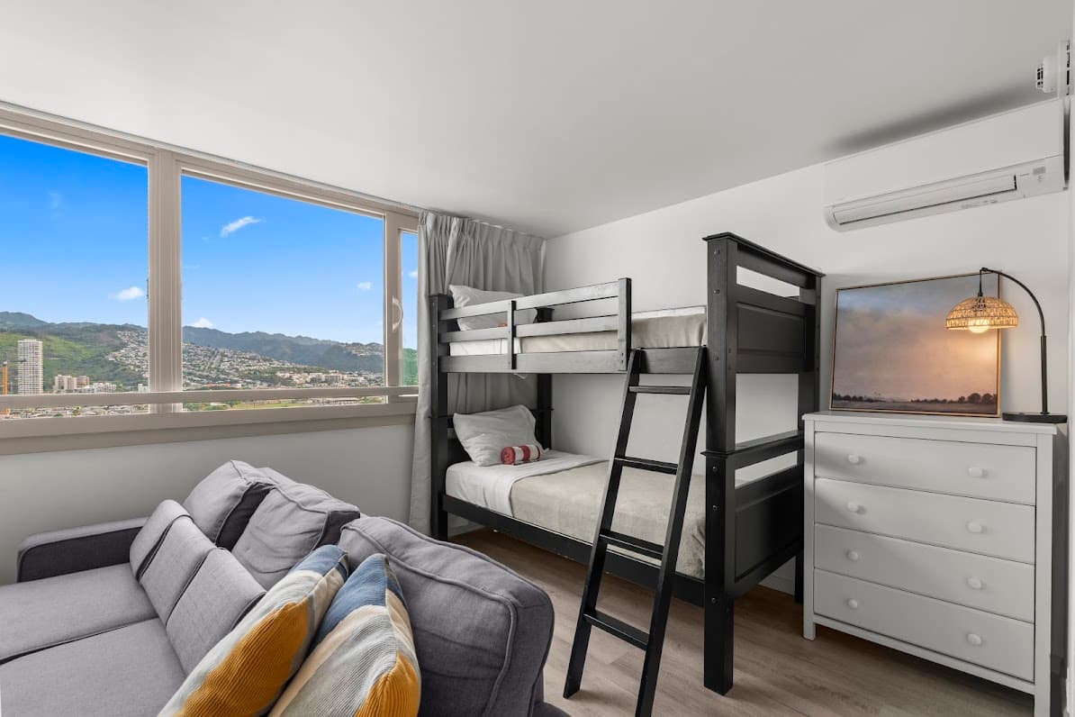 Condo in Honolulu · ★4.84 · 1 bedroom · 4 beds · 1 private bath - Photo 5