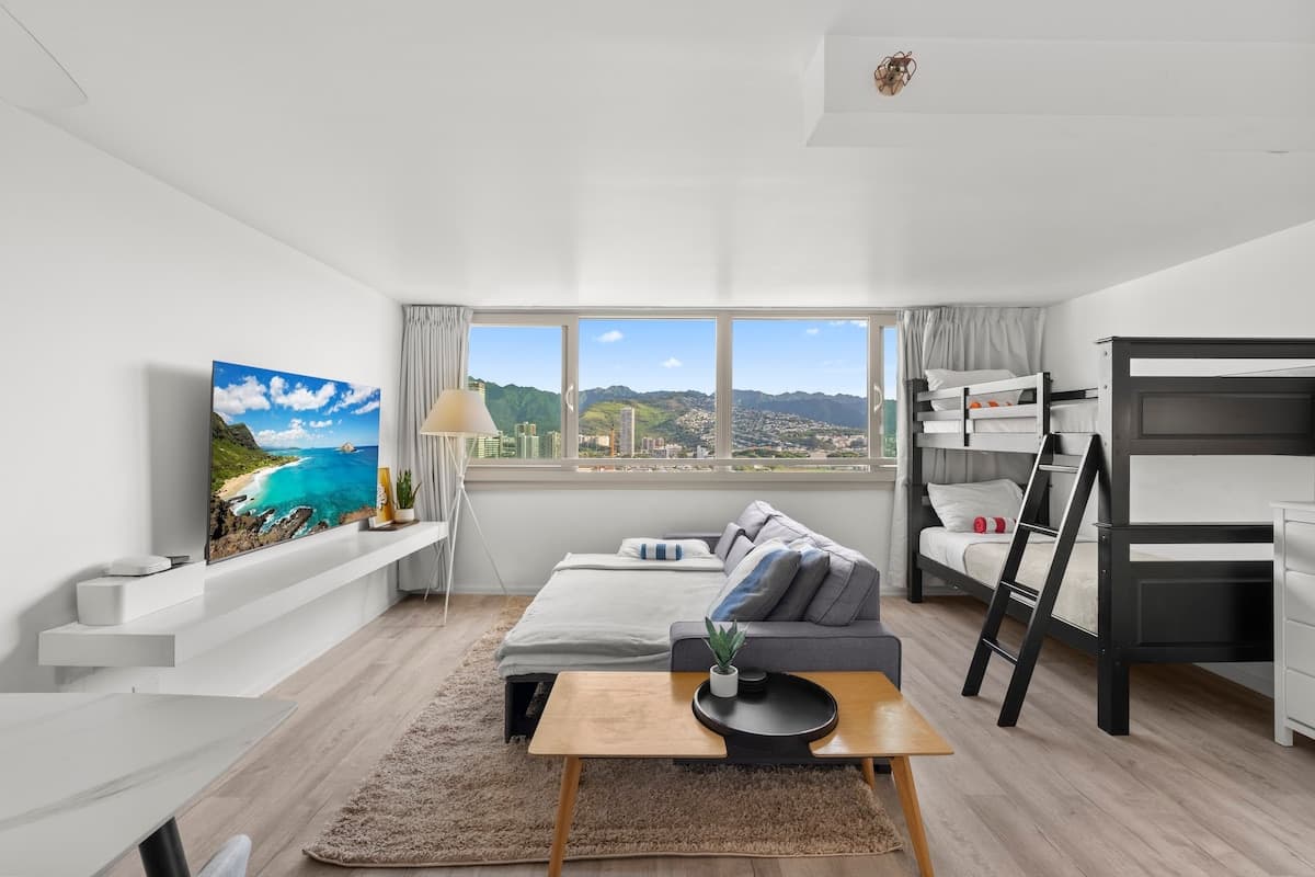 Condo in Honolulu · ★4.84 · 1 bedroom · 4 beds · 1 private bath - Photo 1