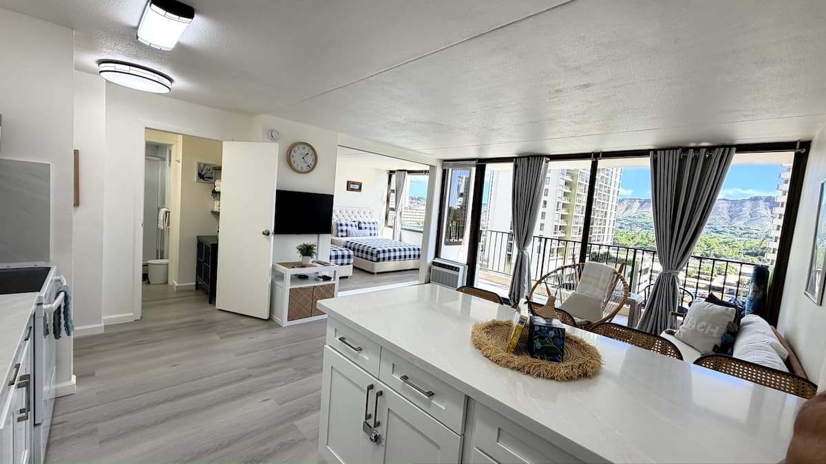 Condo in Honolulu · ★4.77 · 1 bedroom · 3 beds · 1 private bath - Photo 3