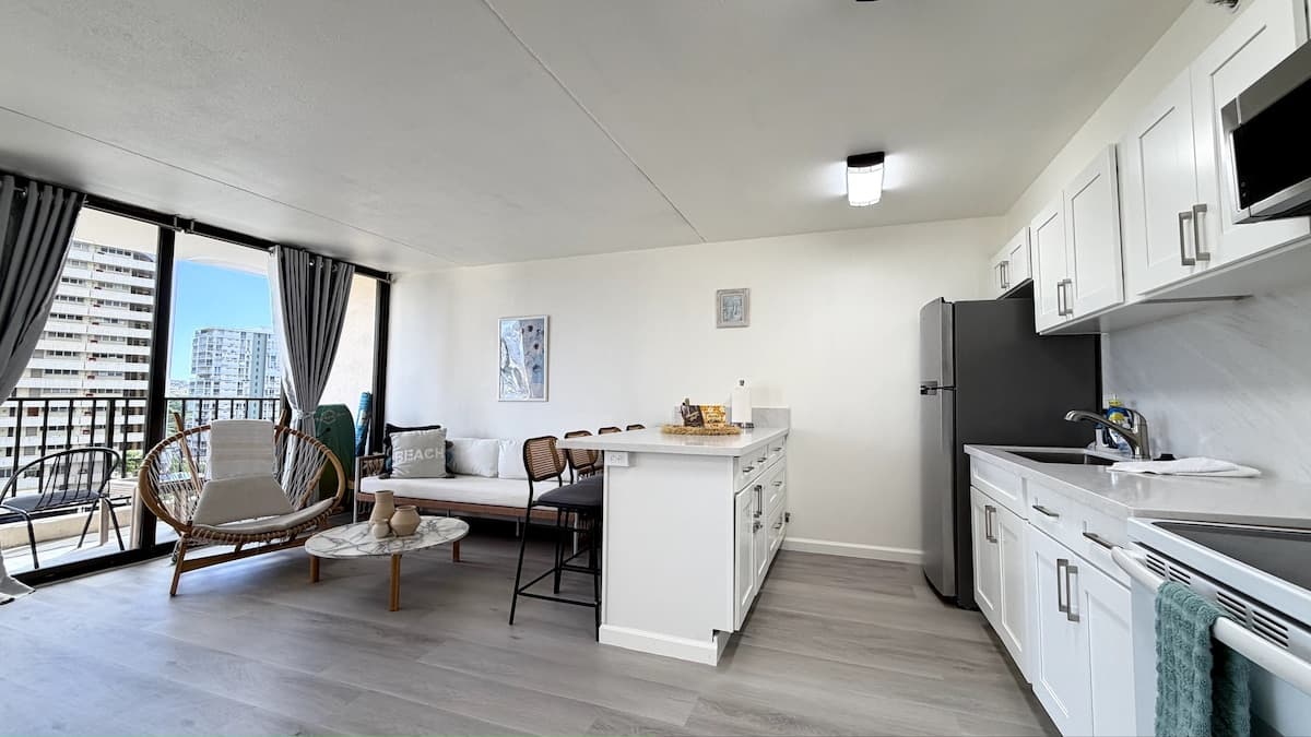 Condo in Honolulu · ★4.77 · 1 bedroom · 3 beds · 1 private bath - Photo 2