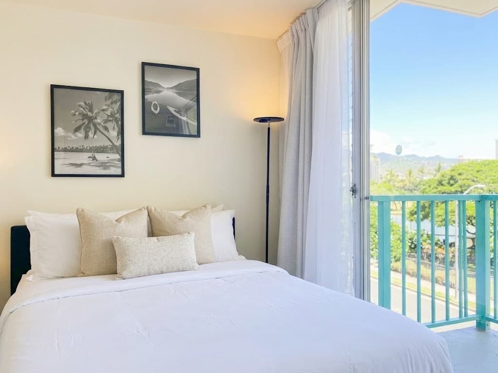 Condo in Honolulu · ★4.82 · Studio · 1 bed · 1 private bath - Photo 5