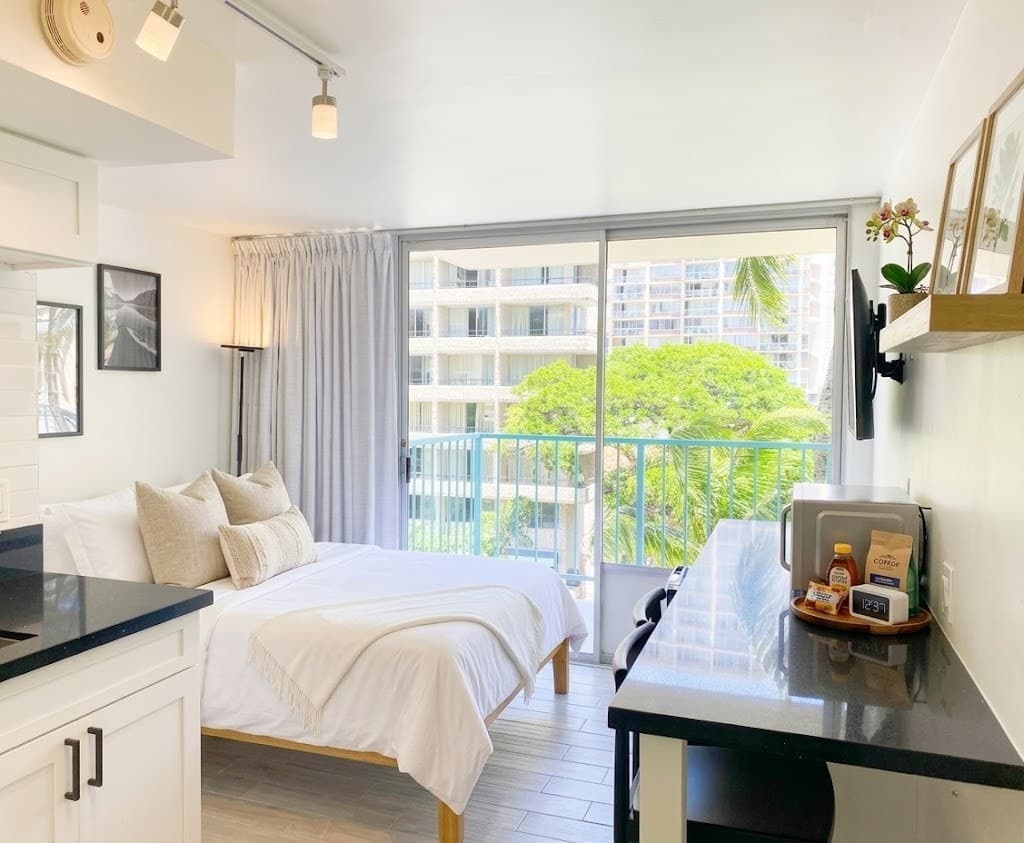 Condo in Honolulu · ★4.82 · Studio · 1 bed · 1 private bath - Photo 1