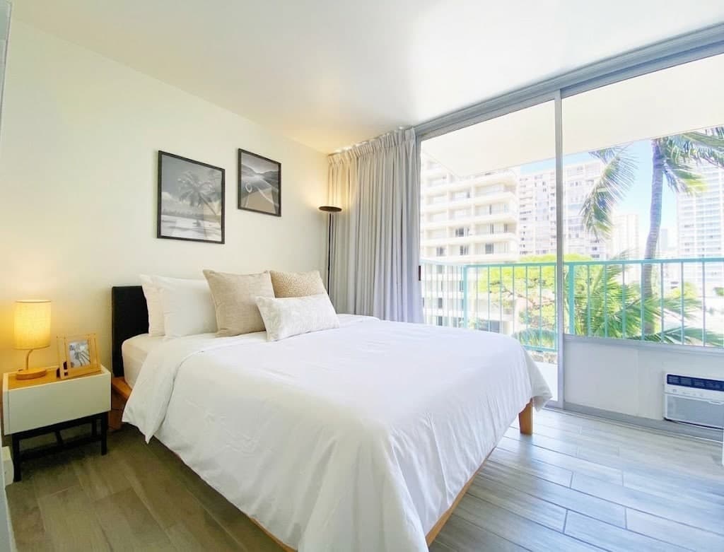 Condo in Honolulu · ★4.82 · Studio · 1 bed · 1 private bath - Photo 2