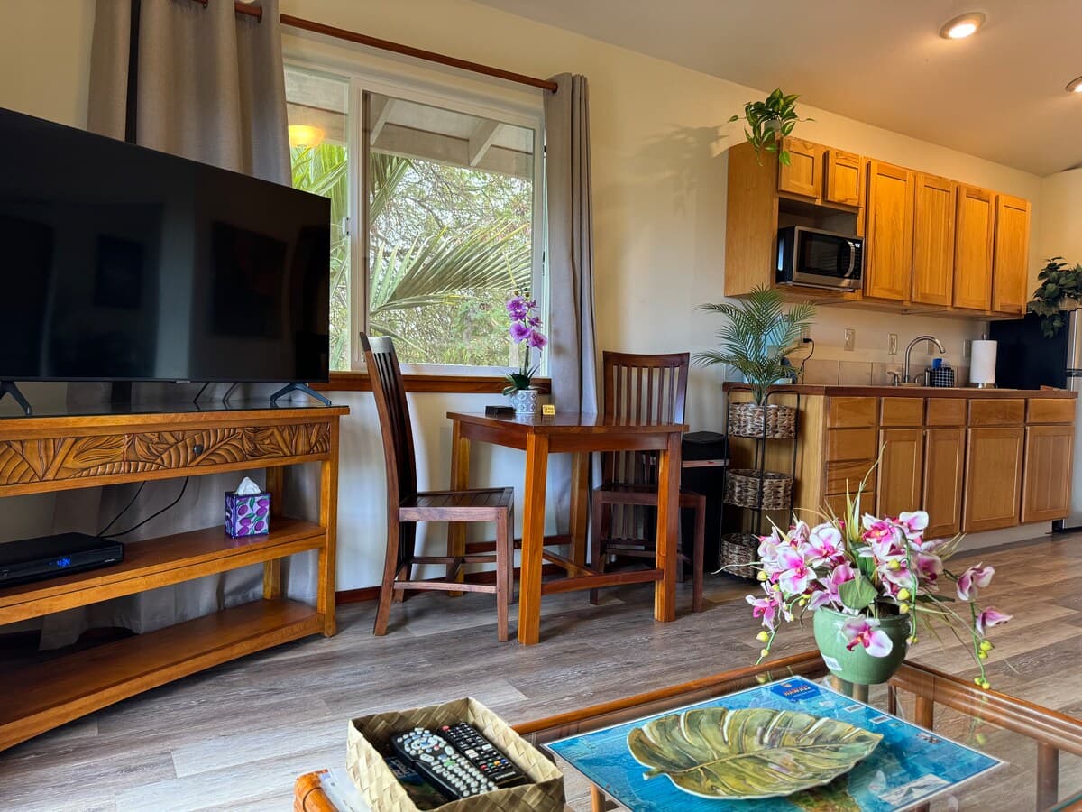 Lovely 1-Bedroom w/Ocean View on Alii Dr in Kona-F - Photo 2