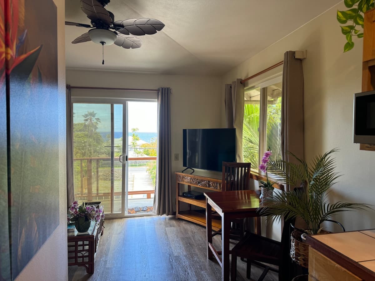 Lovely 1-Bedroom w/Ocean View on Alii Dr in Kona-F - Photo 4