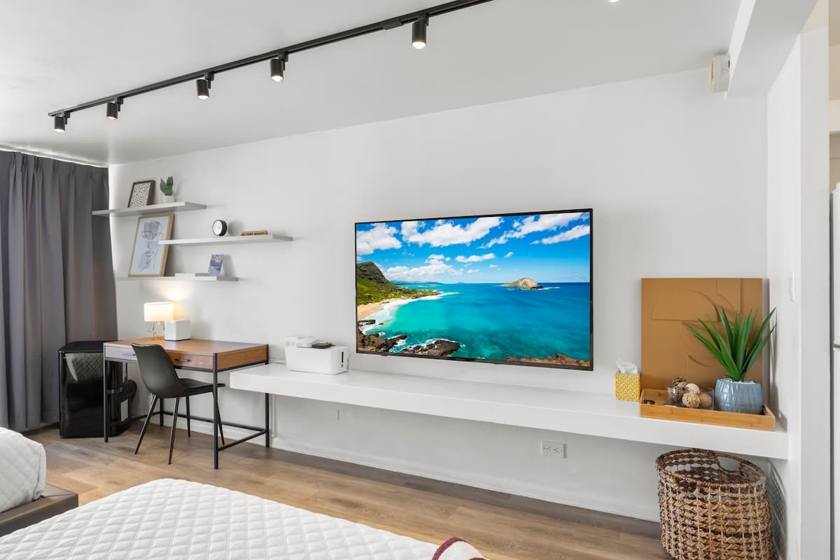Condo in Honolulu · ★4.85 · Studio · 2 beds · 1 private bath - Photo 3