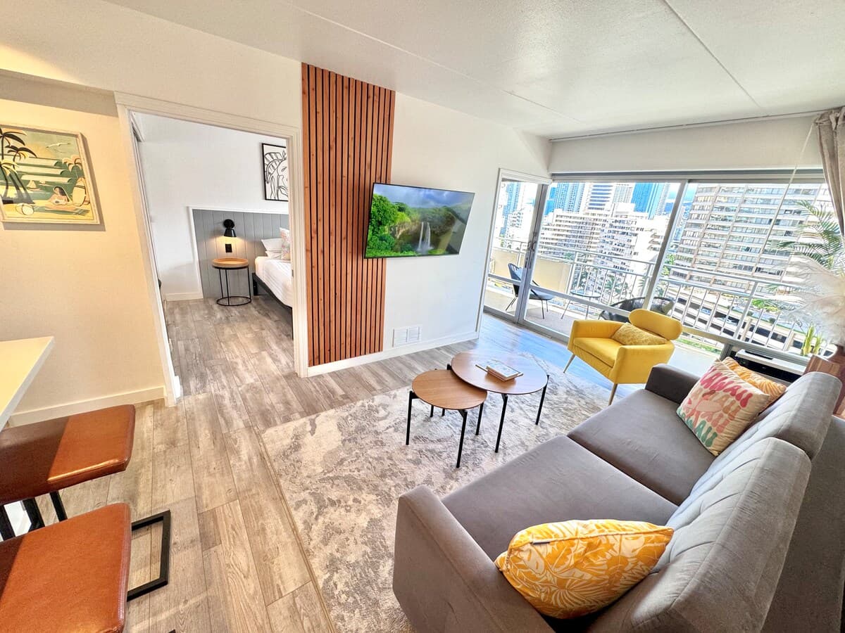 Beachfront condo in Waikiki - Photo 4