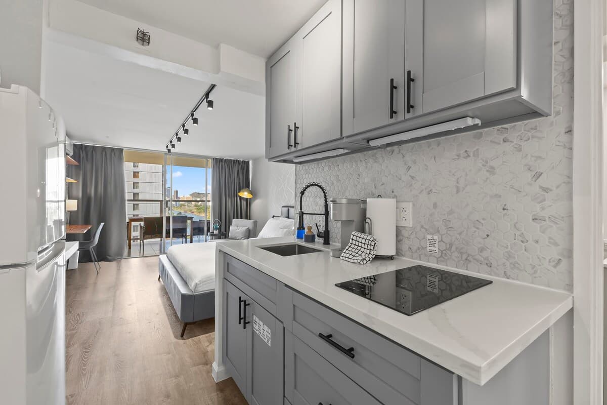 Condo in Honolulu · ★4.86 · Studio · 2 beds · 1 private bath - Photo 5