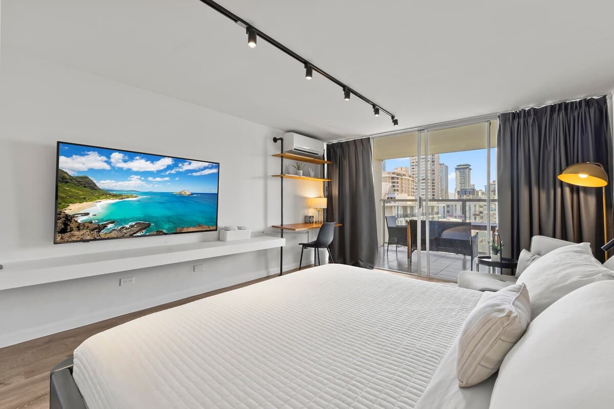 Condo in Honolulu · ★4.86 · Studio · 2 beds · 1 private bath - Photo 3