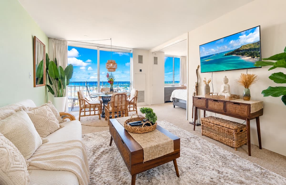 Condo in Honolulu · ★4.98 · 1 bedroom · 2 beds · 1 private bath - Photo 3
