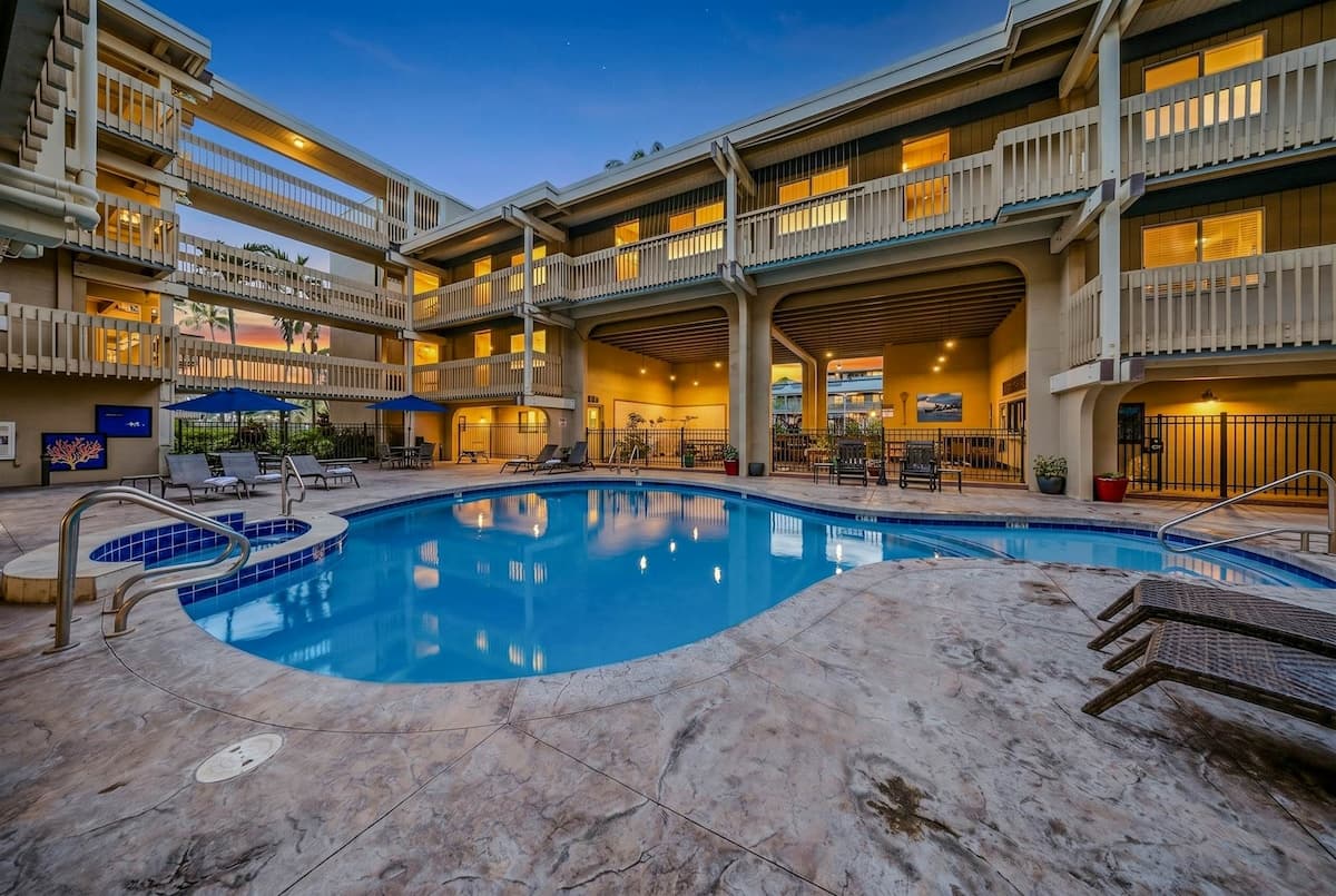 Condo in Kailua-Kona · ★4.33 · 1 bedroom · 2 beds · 1 shared bath - Photo 3