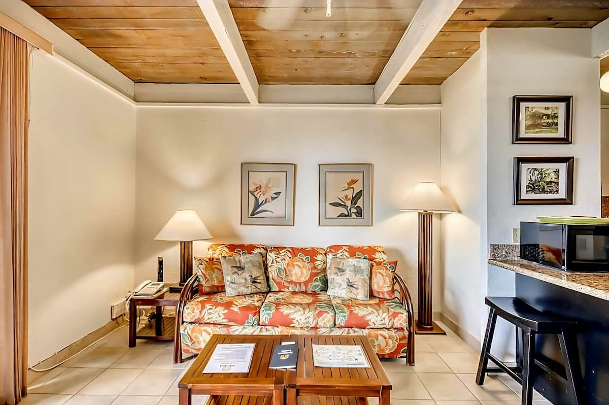 Condo in Kailua-Kona · ★4.33 · 1 bedroom · 2 beds · 1 shared bath - Photo 5