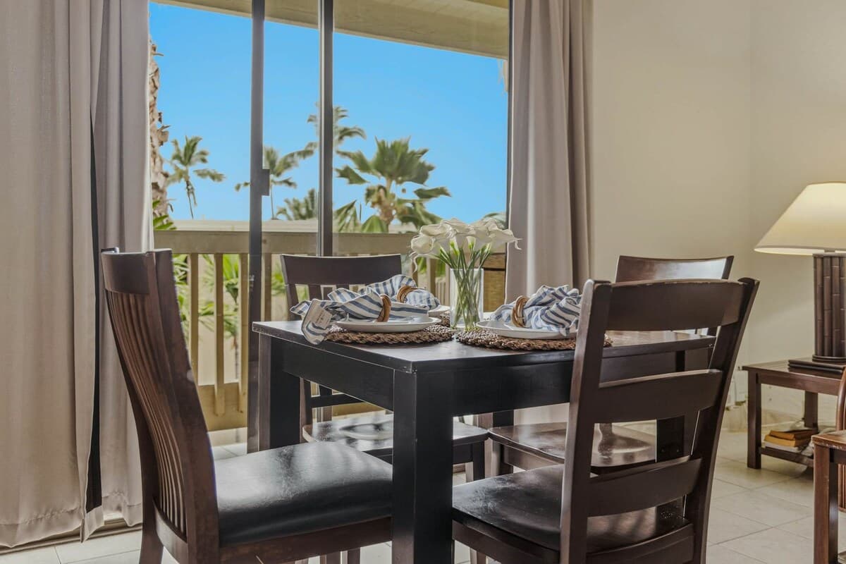 Condo in Kailua-Kona · ★4.33 · 1 bedroom · 2 beds · 1 shared bath - Photo 4