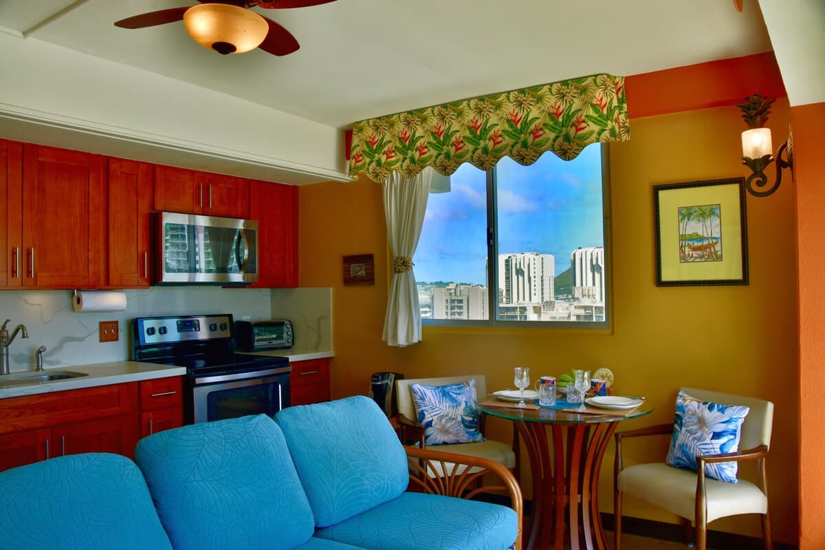 Condo in Honolulu · ★4.88 · 1 bedroom · 2 beds · 1 private bath - Photo 3